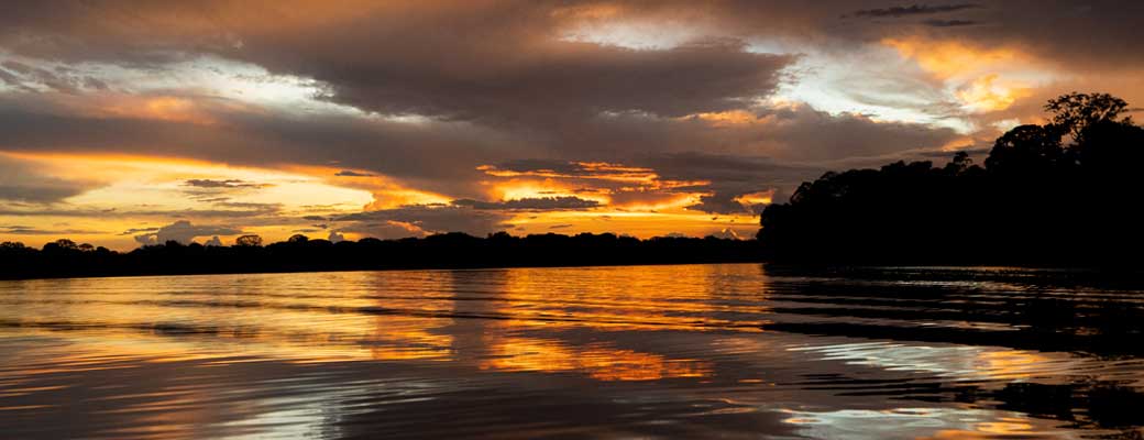 Atardecer en el Río Amazonas